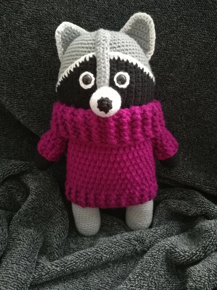 Juguete amigurumi mapache ganchillo animal de peluche con suéter peluche hecho a mano regalo Foto 3 de 4