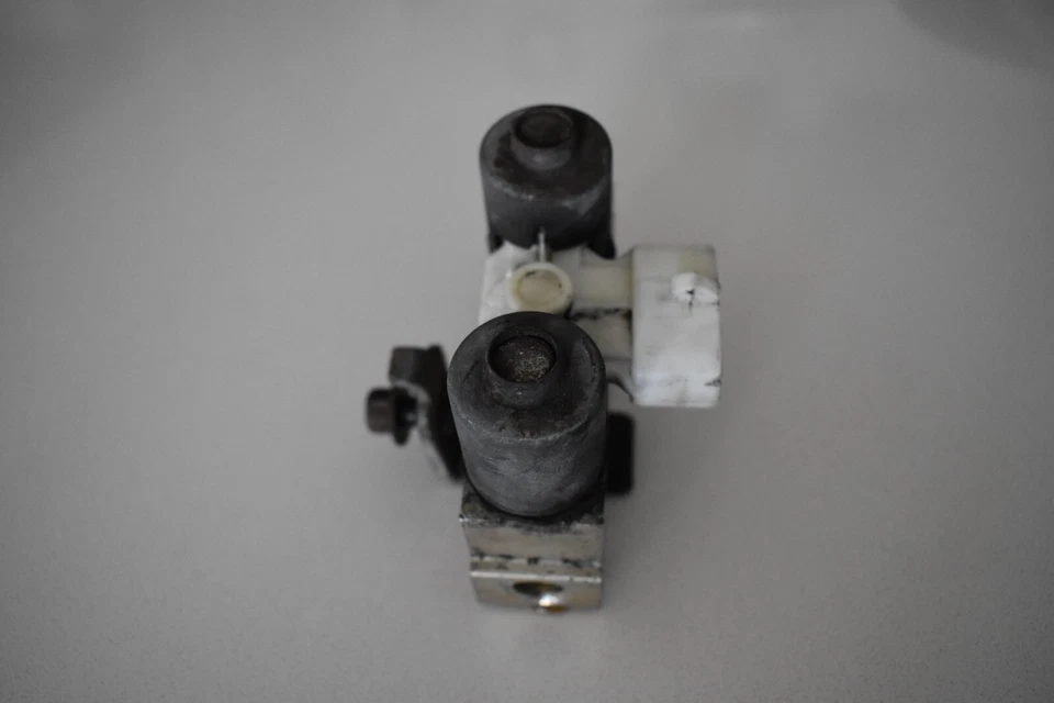 Válvula dosificadora de frenos OEM Mazda F87Z-2B373-AE para camioneta Mazda P/U 1993-1997 Foto 2 de 4