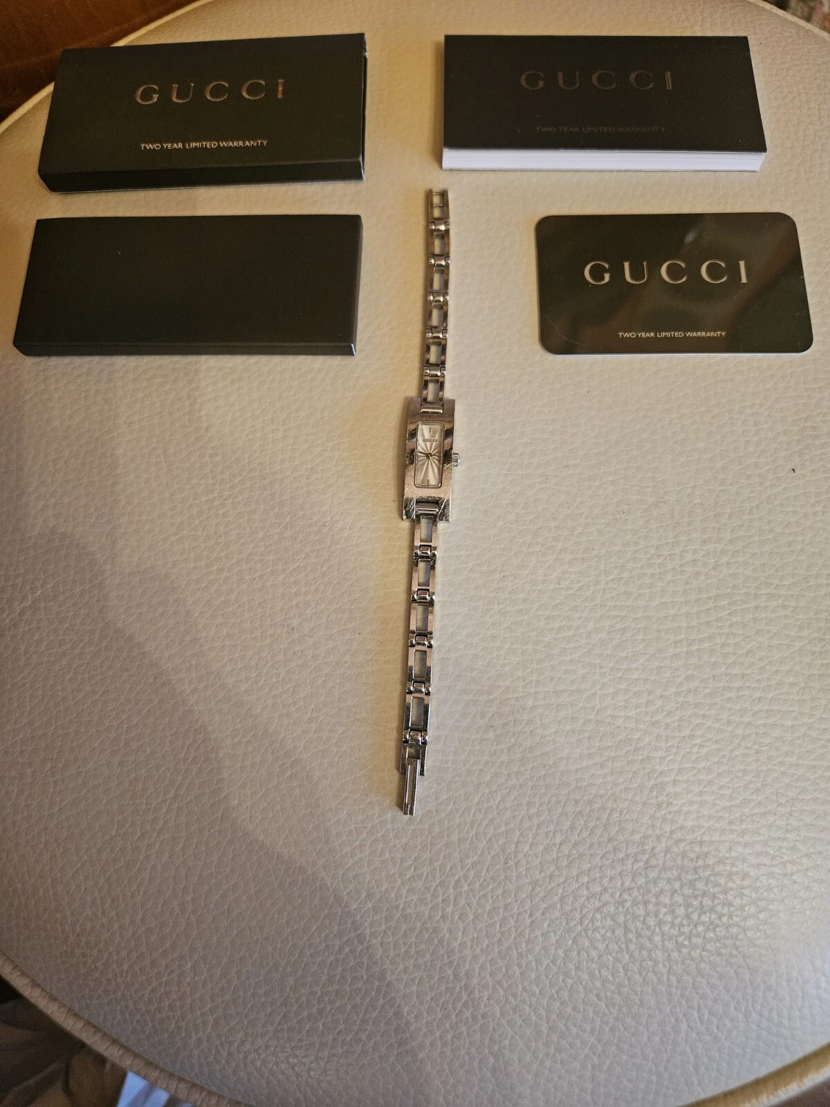 Montre bracelet femme Gucci 3900L authentique. . 