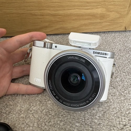 Samsung NX NX3000 20.3MP Digital Camera + Lens + charge cable flip screen - Picture 2 of 7