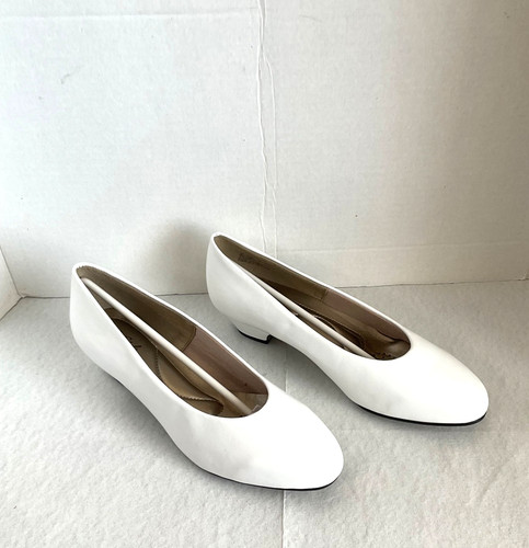 Soft Style Angel II White Elegance Low Heel Slip On Shoes size US 8