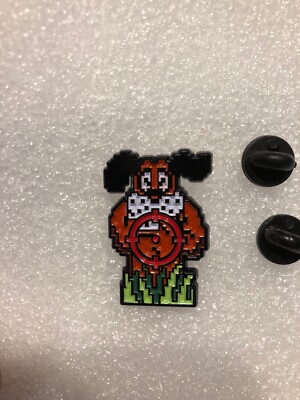 Nintendo Duck Hunt Dog w/ Target Locked on Him Lapel Pin Free Ship In USA