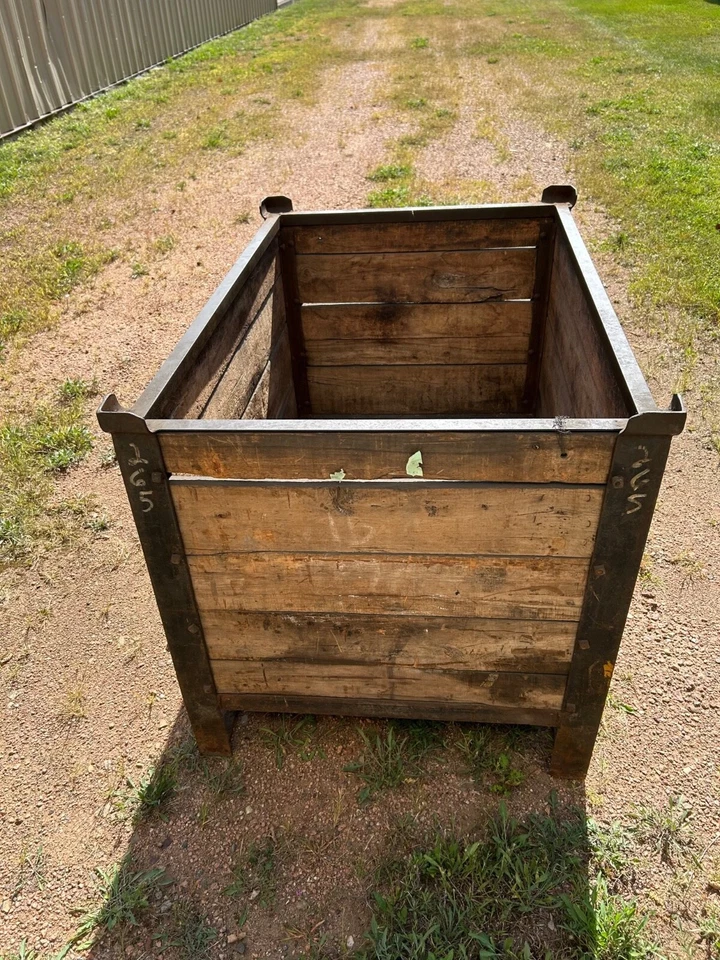 Antigua caja de jardín alrededor de 1900 reforzada hierro resistente madera hogar jardín venta al por menor Foto 2 de 4