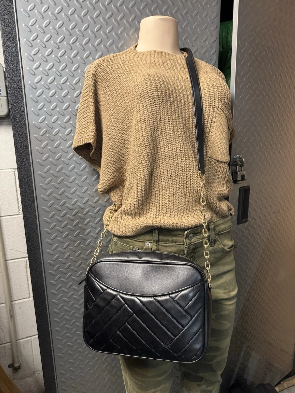 Borsa a tracolla per fotocamera Alexa Tory Burch nera usata delicatamente