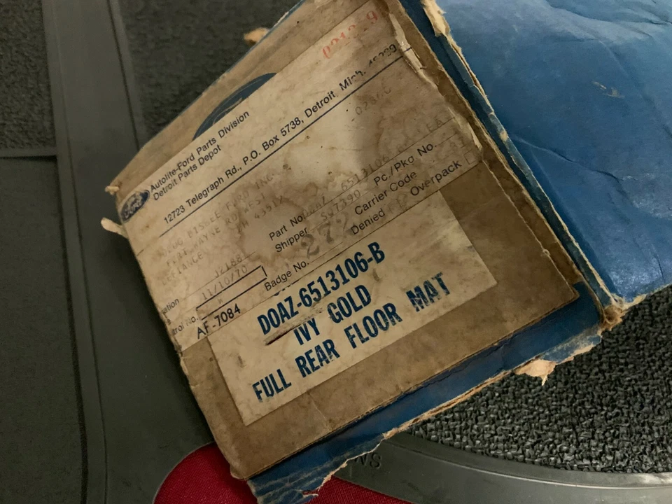 ALFOMBRILLA TRASERA FORD GALAXIE LTD D0AZ-6513106-B ORO HIEDRA de Lote Antiguo  Foto 2 de 2