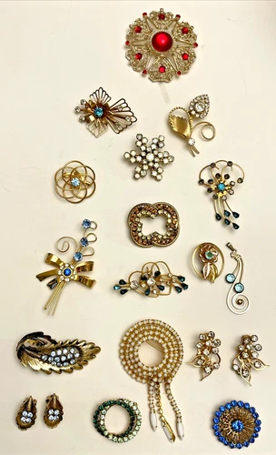 Vintage Costume Jewelry Rhinestone Gold Tone Brooches Pendant Earrings Lot 16