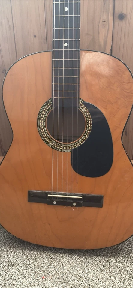Guitarra acústica vintage Sears de 60 años vendrá con capo y selecciones Foto 2 de 3