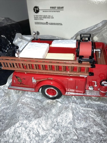 First Gear 1957 International R-190 Camion dei Pompieri Boston Fire Department Motore 5 - Foto 11 di 19