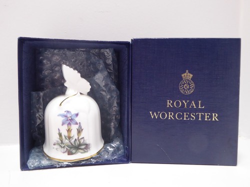 Vintage Bone China And Glass Hand Bells Wedgwood White Floral Design KM6 - Picture 4 of 11