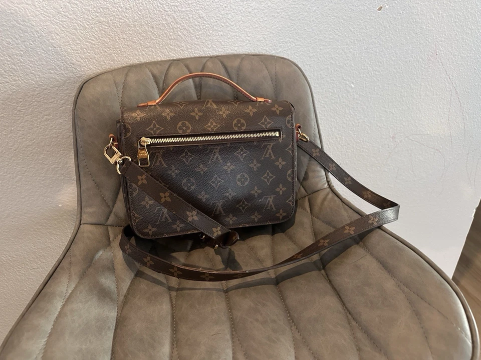 Подлинная коричневая сумка через плечо Louis Vuitton с монограммой Pochette Metis - Изображение 2 из 4