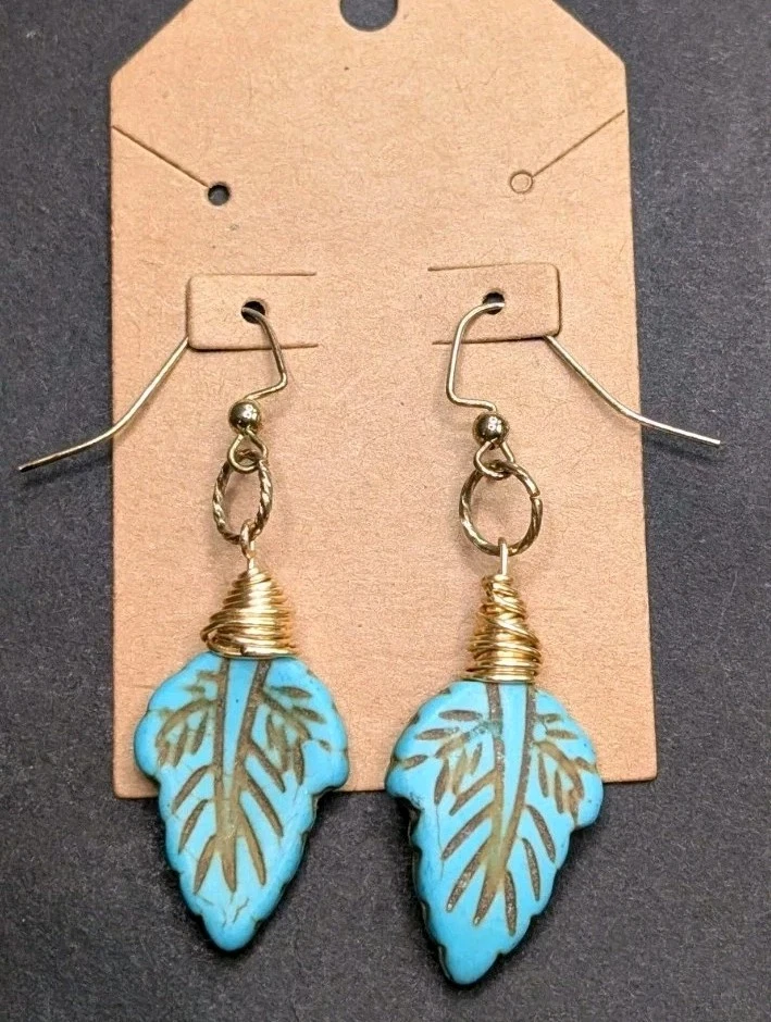 Pendientes colgantes para mujer boho hippie en tono dorado turquesa tallada hoja  Foto 2 de 4