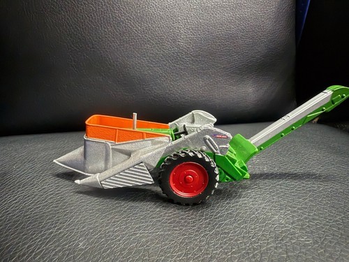 Oliver 88 Tractor With Mounted Corn Picker And Barge Wagon By Ertl 1/64 Scale - Picture 4 of 8