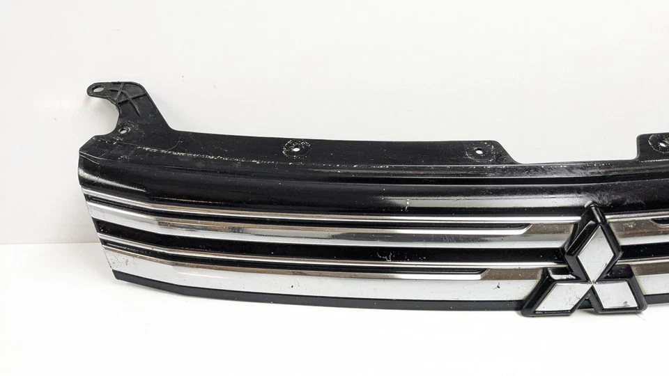 REJILLA PARACHOQUES RADIADOR MITSUBISHI OUTLANDER MK3 7450A643 2015 Foto 2 de 4