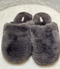 Gray Fuzzy Slippers Indoor House Slides Women  s Cozy Plush Comfort   Pre-owned
