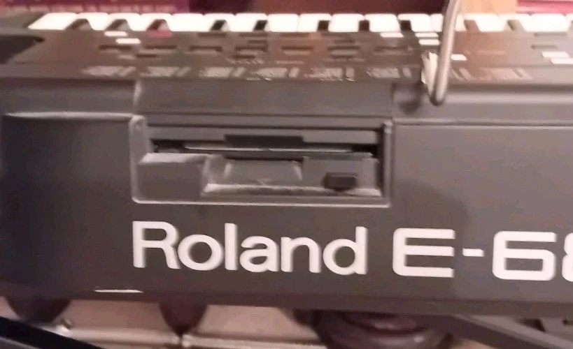 Roland E-68Intelligent Synthesizer Keyboard - Image 2 of 4