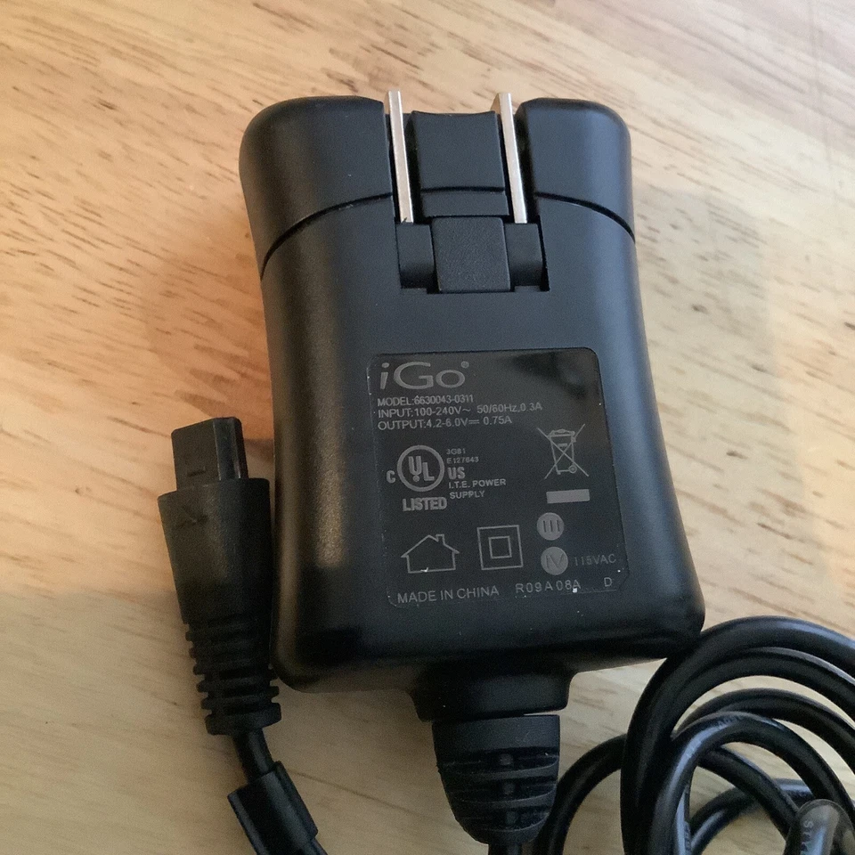 Adaptador de CA IGO modelo 6630043-0311, plateado y negro Foto 4 de 4