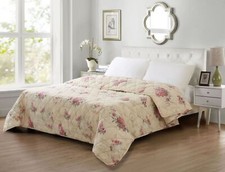 Cosima Steppdecke Wohndecke Tagesdecke Rosen Vintage Beige Schrift Mikrofaser