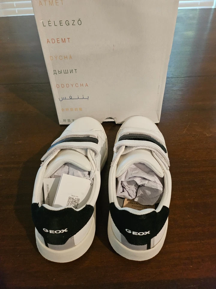 Zapatilla Geox Hyroo Boy en Blanco/Negro J35GWB-085BC-C0404 Talla 4 MFRP $95 Foto 4 de 4