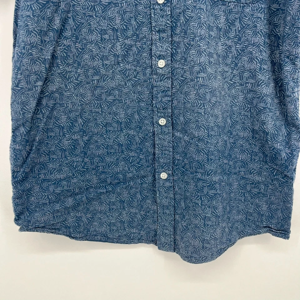 Rip Curl Short Sleeve Button Shirt Men's Size M Blue Geometric Print Pocket Logo - Image 3 of 4