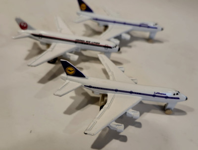 Lot of 3 diecast airplanes 3 '',Friction toys Lufthansa and Japan Airlines. 1:400