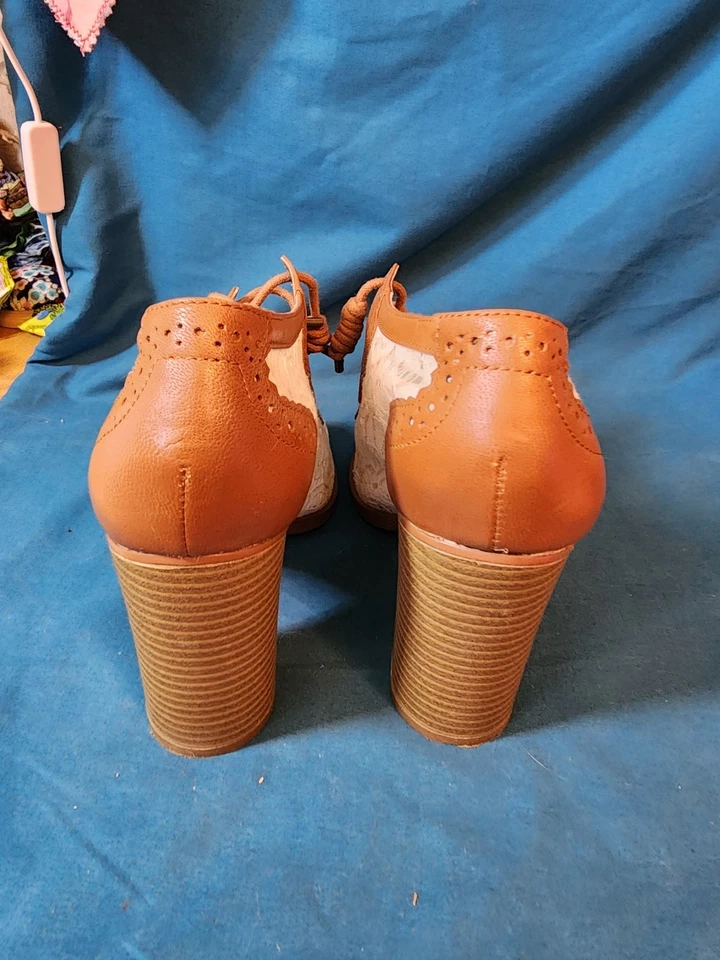 Gianni Bini Heeled Ivory Lace Women Size 6.5M Oxford Look Lace Up Adorable - Image 4 of 4