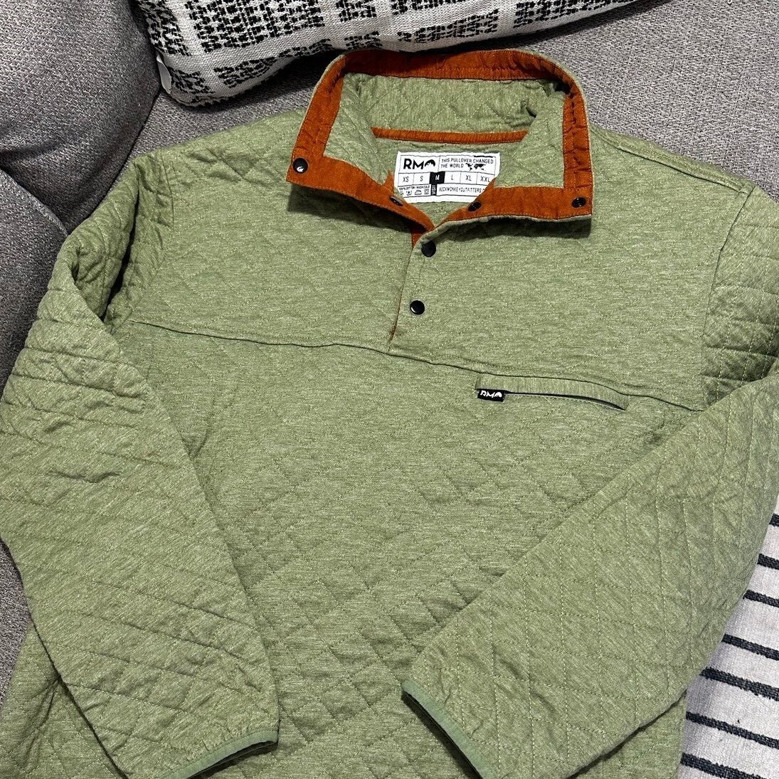 Rock monkey quilted pullover. Medium - image 1