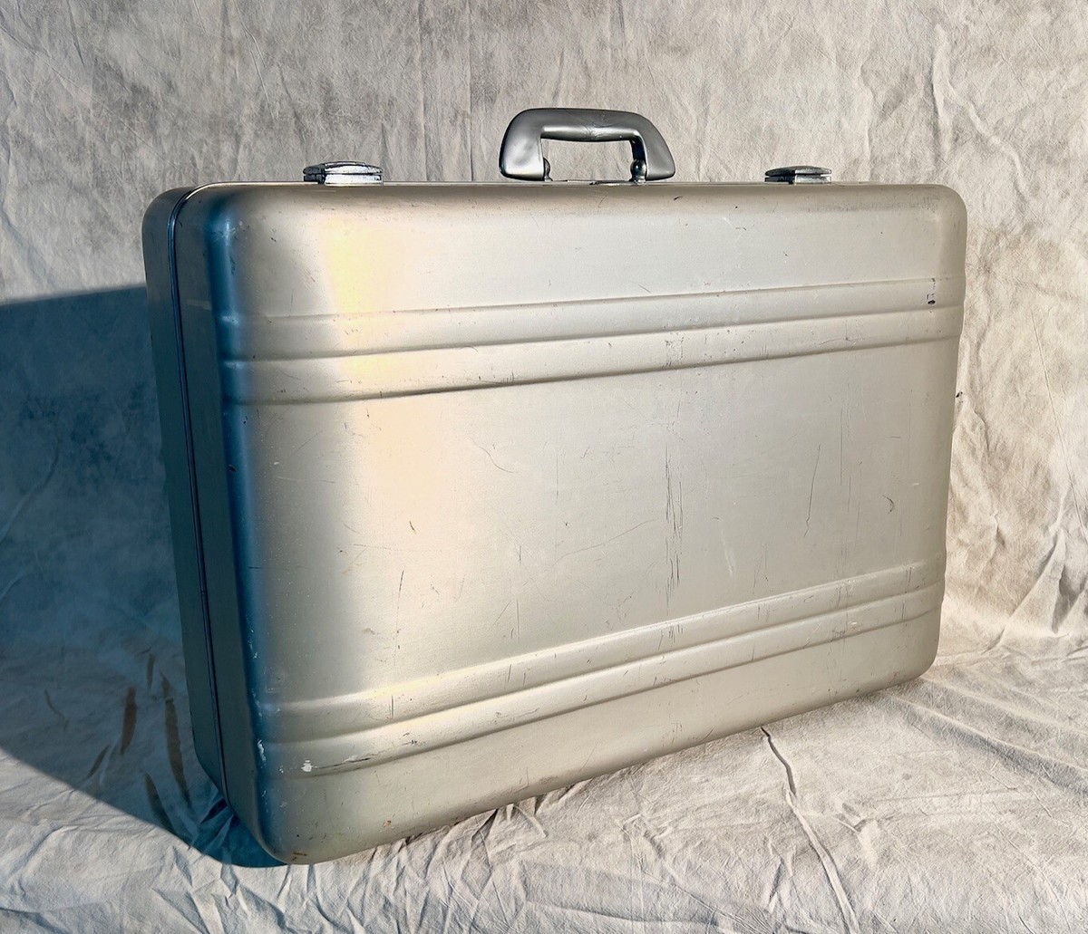 ZERO HALLIBURTON 旧Classic Aluminum 87L Classic Aluminum 3.0 | Small Attache Case – Zero Halliburton