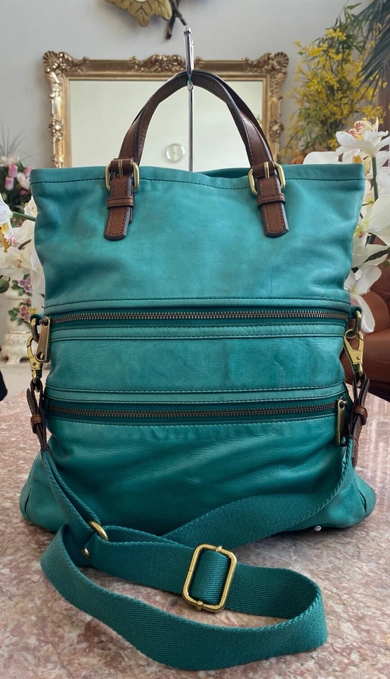 Bolso de hombro plegable de cuero turquesa FOSSIL Explorer LG ¡USADO EN EXCELENTE ESTADO! $238