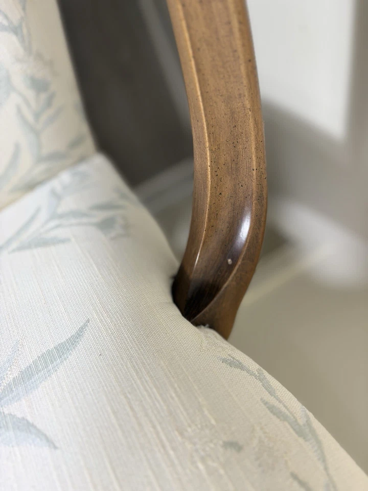 Silla con respaldo alado estilo reina Ana Ethan Allen vintage y mesa auxiliar Foto 4 de 4