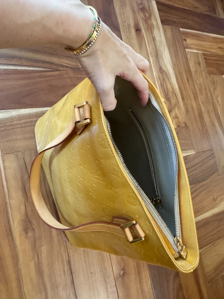 AUTHENTIC Louis Vuitton Vinyl Purse - Hand bag - 90's Fashion - Super Cute - Image 4 of 4