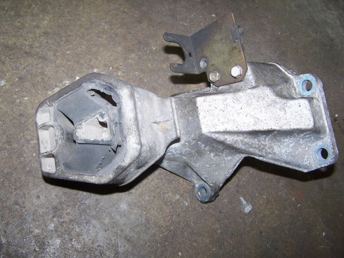 Audi A6 C4  Getriebehalter 4A0399113D für Automatikgetriebe