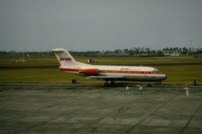 Dia PK-GVL Fokker F28 Fellowship Garuda Indonesia 10/1977 35mm gerahmt OP-L10-37
