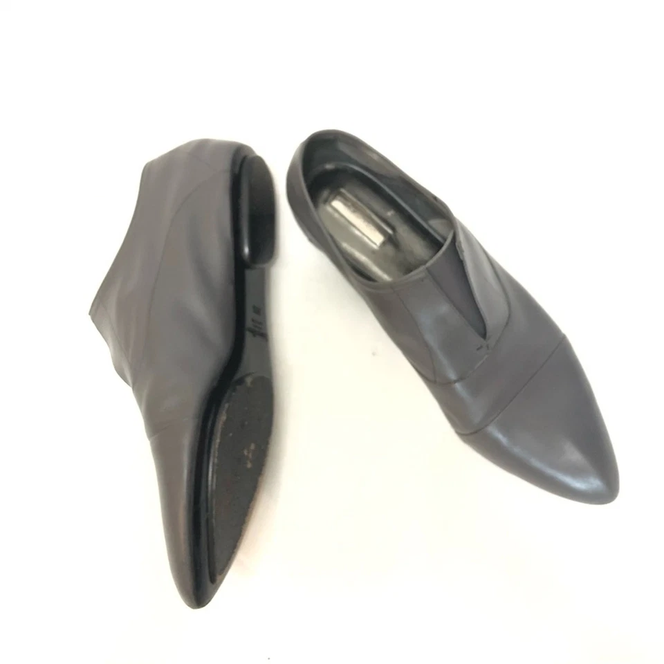 Zapatos planos en punta de cuero gris sin cordones Calvin Klein Foto 2 de 4