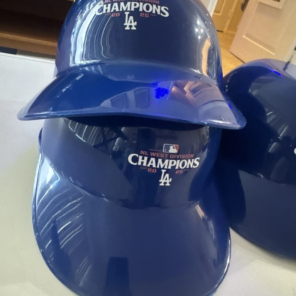 Los Angeles Dodgers - Campeones de la División Oeste de la Liga Nacional - CASCO BOWL Souvenir 2025 (3) Foto 3 de 4