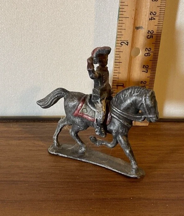 Soldado con sombrero colonial sentado en un caballo Foto 2 de 4