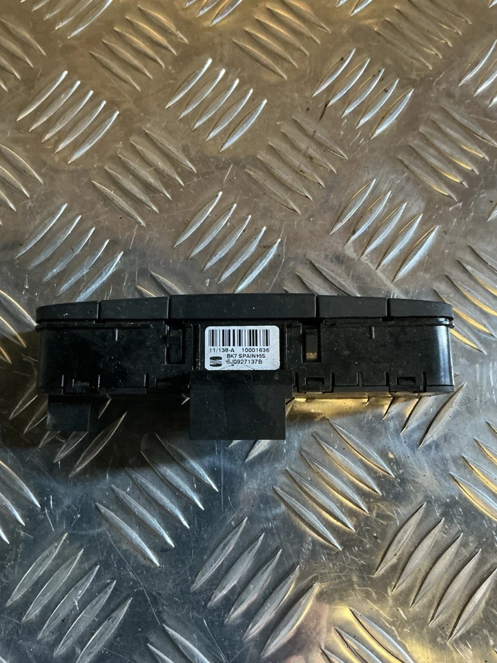 Interruptor de cerradura de puerta de advertencia de peligro Seat Ibiza 6J entrada auxiliar 6J0927137B NÚMEROS COINCIDENTES. Foto 3 de 4