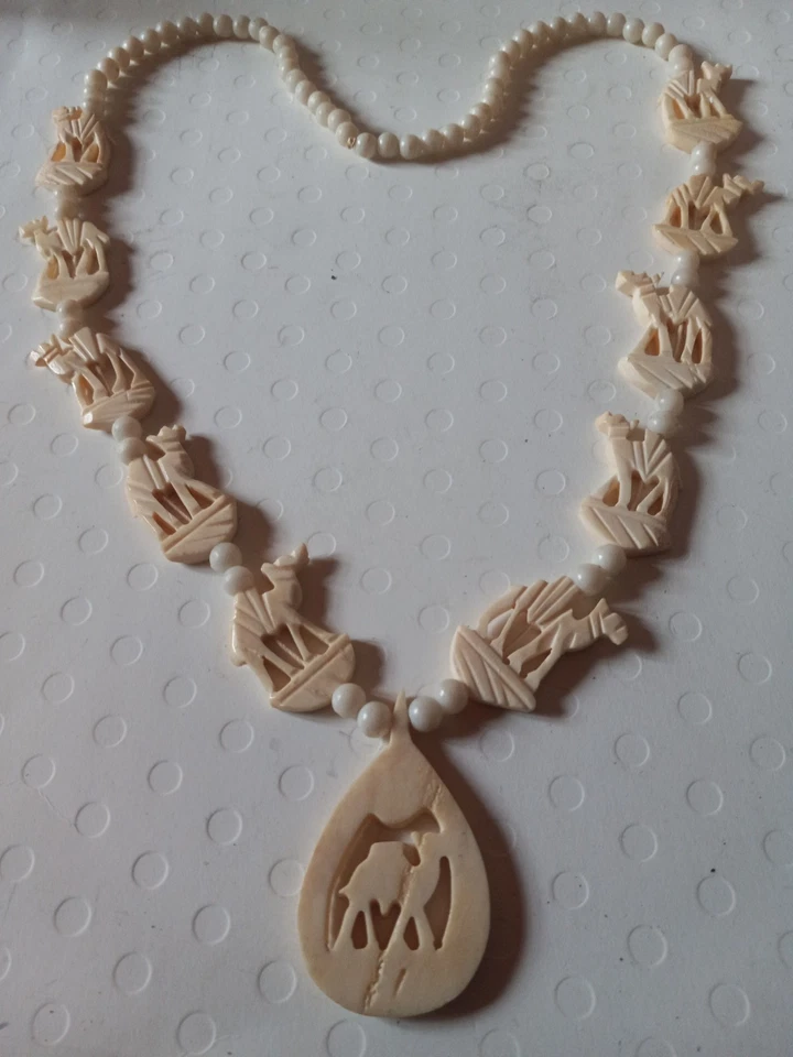 Collar bohemio vintage tallado en camello con cuentas usado Foto 2 de 4