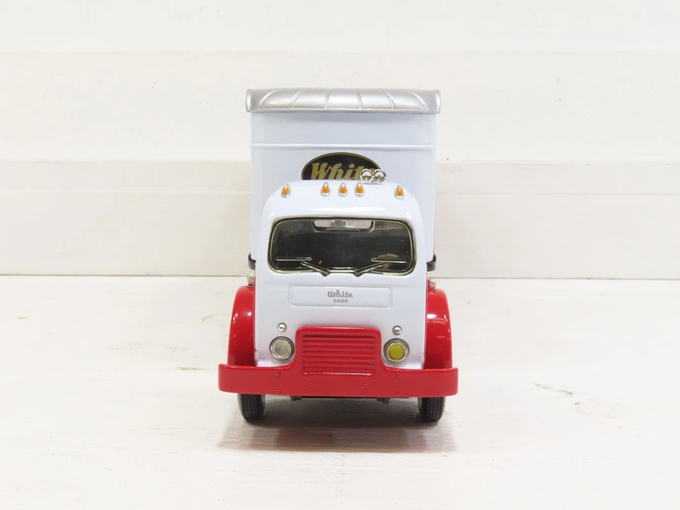 Eastwood Automobilia 19-0122 1953 Tractor w/30' Trailer LN - Image 4 of 4