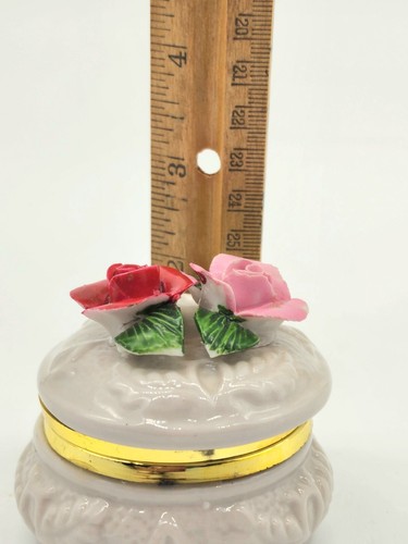 Caja de baratijas de porcelana blanca vintage rosas aplicadas tapa con bisagras pintada a mano - Imagen 6 de 7