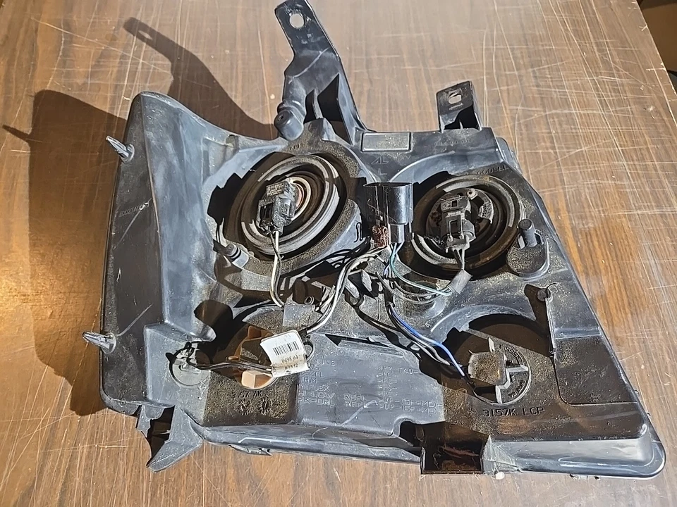 Faro izquierdo Chevrolet Avalanche Tahoe Suburban 2007-2013 20760578 pestaña rota Foto 3 de 4