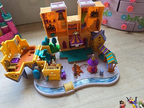 Polly pocket hunchback of Notredame Near Complete - Picture 5 of 6