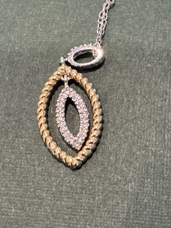 Collar colgante con diamantes de oro blanco y amarillo de 14 quilates estampado para dama Foto 2 de 3