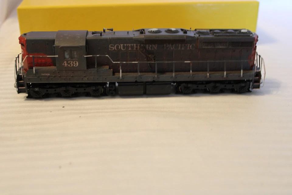 HO Scale Life-Like, Diesel Locomotive, Southern Pacific Gray, #439 Weathered - Image 2 of 4