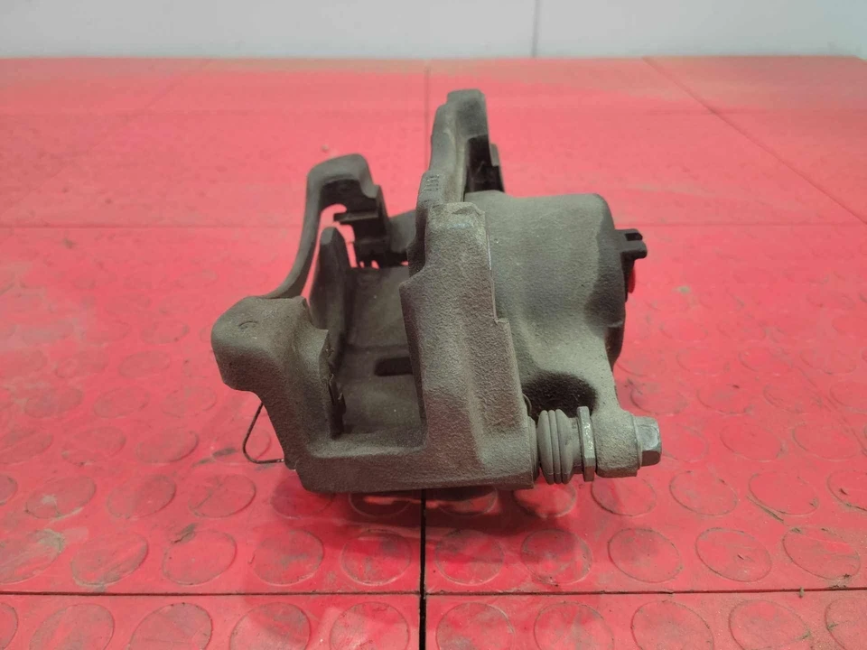 Conjunto de pinza de freno delantera izquierda lado del conductor Nissan Rogue Sport 17-22 OEM Foto 2 de 4