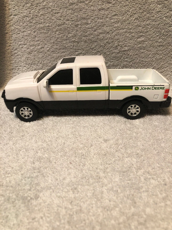 Ertl 1:24 John Deere Truck Pick up White and Green has hole hitch  - Image 4 of 4