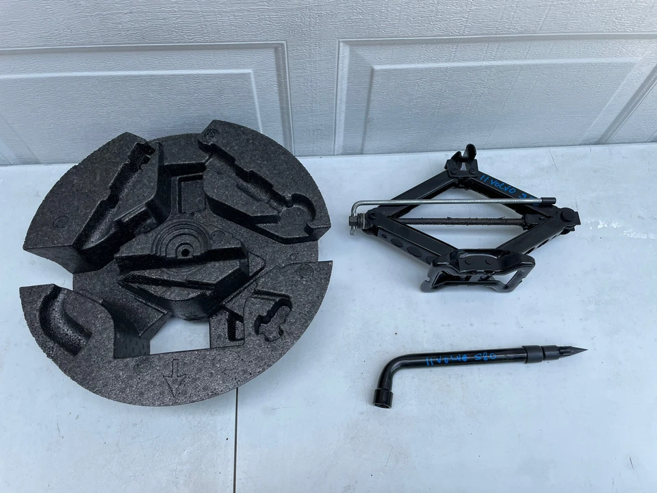 07 08 09 10 11 12 13 14 15 16 VOLVO S80 JACK ASSEMBLY WITH TOOLS AND TRAY OEM. Foto 3 de 4