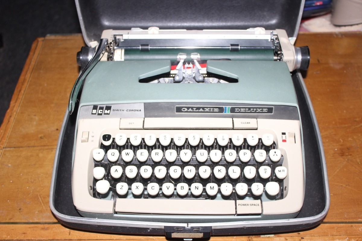 Vintage Smith Corona Galaxie Deluxe Typewriter In Hardshell
