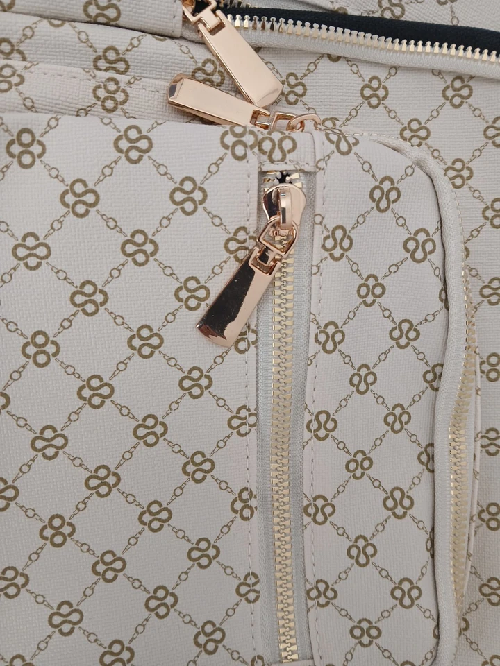 Mochila de moda con textura de piedra para mujer Foto 2 de 4