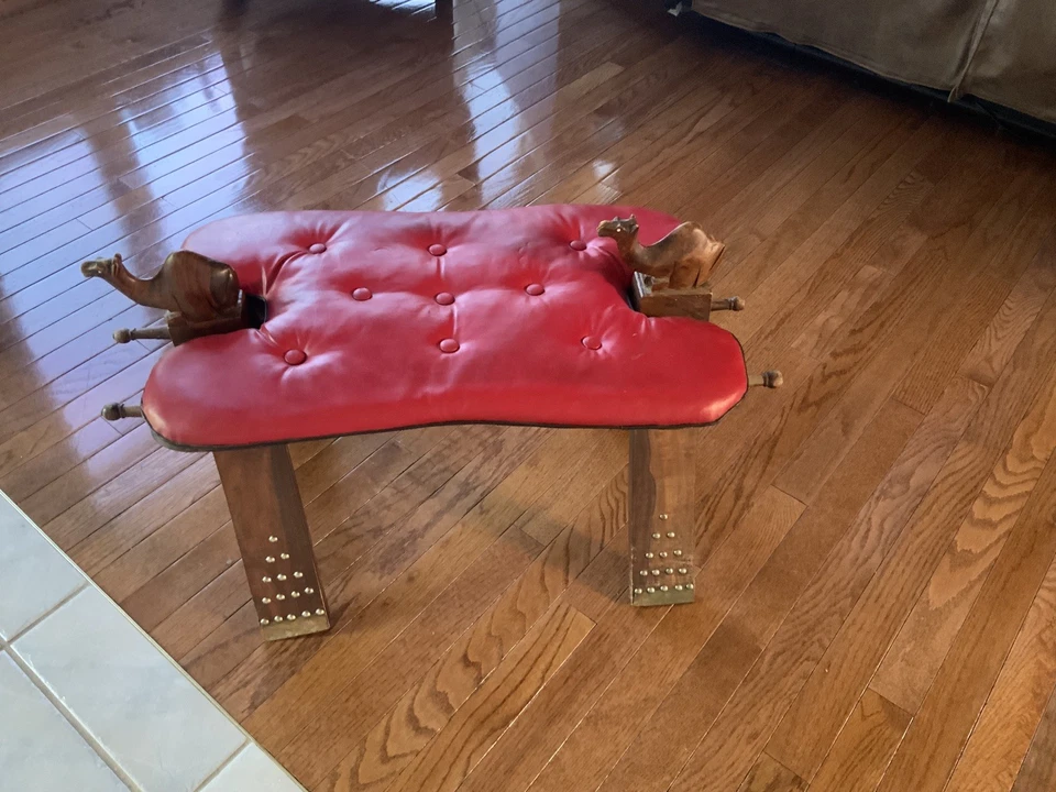 Верблюжье седло с двусторонней подушкой и декоративными деревянными верблюдами на каждом конце - Изображение 2 из 4