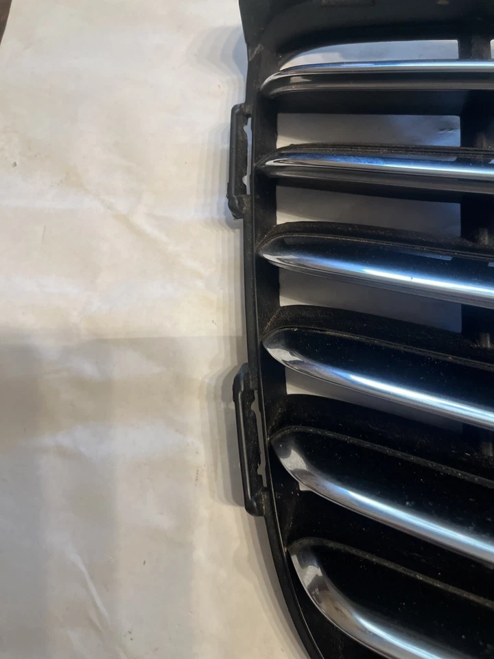 Conjunto de parrilla Chrysler 300 2011-2014 OEM parachoques delantero superior nuevo sin usar Foto 4 de 4